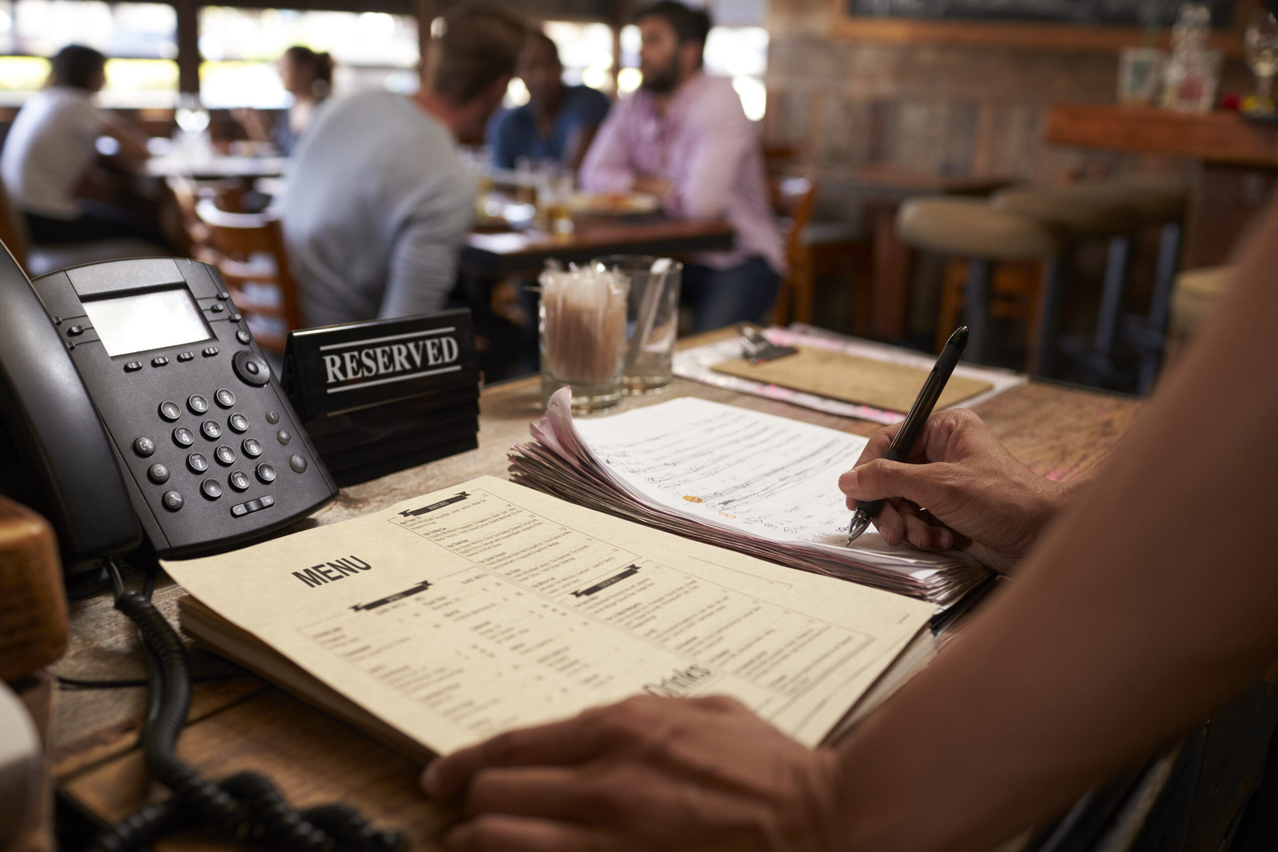 restaurant reservations vs walk-in